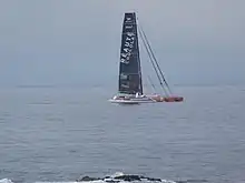 Le multicoque aux couleurs de Réauté Chocolat vu au large de Trégastel