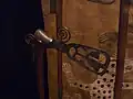 Récade-clochettes à l'emblème d'Akaba.