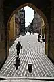 Résonance de la Grosse Cloche (2002-2007). Bordeaux, rue Saint-James. Mosaïque par Danielle Justes. Expansion du son de la cloche sur les parties disparues des fortifications du XIIIe&nbsp;siècle.