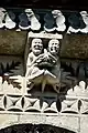 Deux hommes dans la gueule d'un démon.