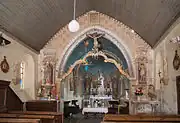 Le chœur séparé de la nef par une arcade orné d'une perque à crucifix.