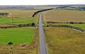 Route traversant un paysage champêtre.