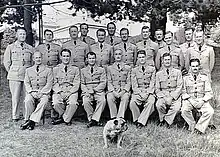 Portrait officiel de William Hopton Anderson assis avec le personnel, les étudiants et le bouledogue mascotte de l'école d'état-major de la RAAF.