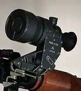 Lunette de vision nocturne 1PN93-2 montée sur un RPG-7D3.