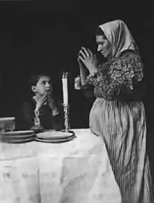 Bénédiction des bougies de Shabbat dans une maison de Juifs russes émigrés, 1907