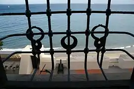 Canon pointé vers la mer.