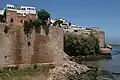 Face est de l'enceinte de la kasbah. Au fond à droite: la « Tour des Pirates ». En contrebas de la tour: la « M'doura ».