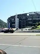 Vue extérieure du circuit au niveau du virage no&nbsp;2 un jour de course en 2013.