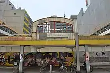 Photographie en couleur d'un graffiti représentant 8 personnages de la série.