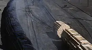 Traverses de chemin de fer en bois entièrement imprégnées de créosote par un procédé connu sous le nom de traitement sous pression, qui est une méthode courante de préservation du bois.