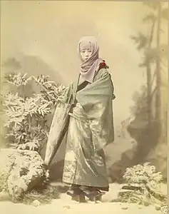 Geisha en habit hivernal.