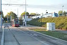Une rame de tramway et un TER en correspondance