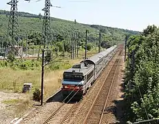 Rame V2N poussée par une locomotive BB 15000 à la bifurcation de Malaunay, située environ à 1,2 km au nord de la gare de Malaunay - Le Houlme.