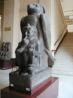 Statue du dieu Houroun protégeant Ramsès&nbsp;II – Musée du Caire.