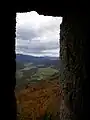 Le château voisin du Ramstein, vu d'une meurtrière.