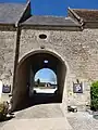 porte cochère donnant sur la seconde cour.