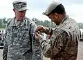 Remise du Ranger Tab à l'issue de la formation de ranger.