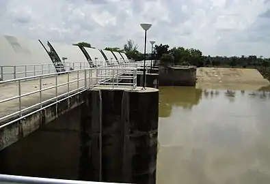 Barrage de Rasi Salai&nbsp;(en) en 2005.