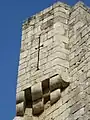 Archère-arbalétrière cruciforme à croix pattée et à étrier, château de Rauzan.