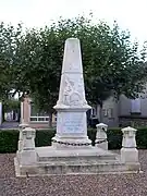 Le monument aux morts près de la mairie (oct.&nbsp;2012)