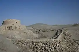 Mur d'enceinte du stupa de Rawak, coin sud, avec protection en pierre moderne