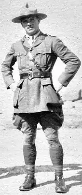 Photo d'archive en noir et blanc d'un soldat en uniforme, posant de face.