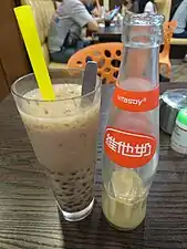 Glace aux haricots rouges avec une boisson au soja de Vitasoy (en).