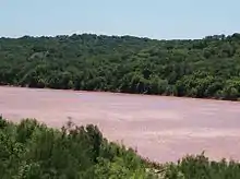 Vue d'un cours d'eau bordé de part et d'autre par des arbres