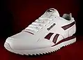 Une chaussure Reebok.