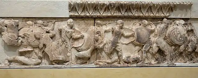 Gigantomachie : Aphrodite (?) et Athéna sur la frise Nord du Trésor de Siphnos. Delphes, peu avant 525. Marbre de Paros, autrefois peint: bleu, rouge, vert, blanc. H. 64&nbsp;cm.,