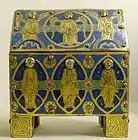 Châsse : apôtres et anges. Cuivre champlevé, émaillé et doré, Limoges, deuxième quart du XIIIe&nbsp;siècle.