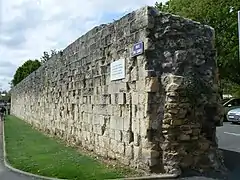Vestiges des remparts de l'abbaye aux Hommes, rue du Carel.
