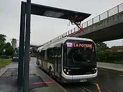 Le Bolloré Bluebus no 501 en cours de recharge à La Poterie.