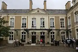 Façade de l’hôtel sur la cour.