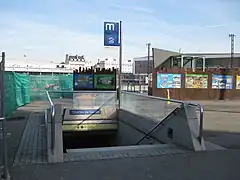 Bouche d'accès de la station Charles de Gaulle avec l'ancienne génération de totem.