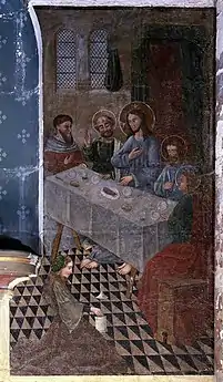 A gauche, une jeune femme est agenouillée, les mains jointes, menacée par trois hommes au bord de l'eau. Au centre de l'image, cette même jeune femme prend le bateau en compagnie de trois hommes. En arrière-plan, une ville fortifiée près de laquelle une petite embarcation contenant deux hommes sont visibles.