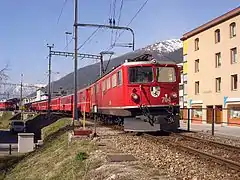 Ge 6/6 II no&nbsp;704 quittant la gare de Davos Platz en direction de Klosters.