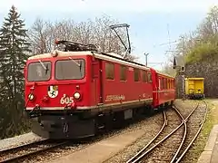 Ge 4/4 I no&nbsp;605 entrant en gare de Lüen-Castiel, sur la ligne du Coire-Arosa.