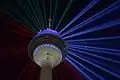 Le Rheinturm illuminé à l'occasion du 70e&nbsp;anniversaire de la Rhénanie-Westphalie.