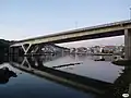Le pont avec la ville en arrière-plan