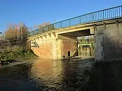 Pont sur l'Oise et écluse.