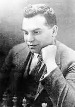 Photo en noir en blanc de Richard Réti, devant une partie d'échecs.