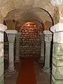 Crypte, escalier au fond à gauche