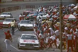1985, la ligne des stands sur l'ancienne configuration du circuit.