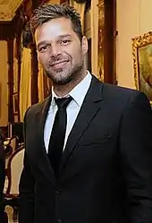 Plan rapproché de Ricky Martin qui sourit