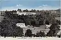 Le château de la Porte-Neuve au début du XXe&nbsp;siècle (carte postale colorisée).