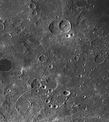 Image en vue de dessus de la surface lunaire, avec des cratères diffus.