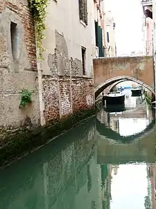 Ponte San Rocco reliant le Campiello du même nom à la Calle del Scaleter