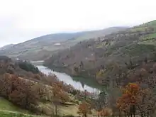 Paysage d'une rivière entre lignes de collines.