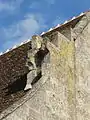 Pierres de réserve à gauche du pignon.